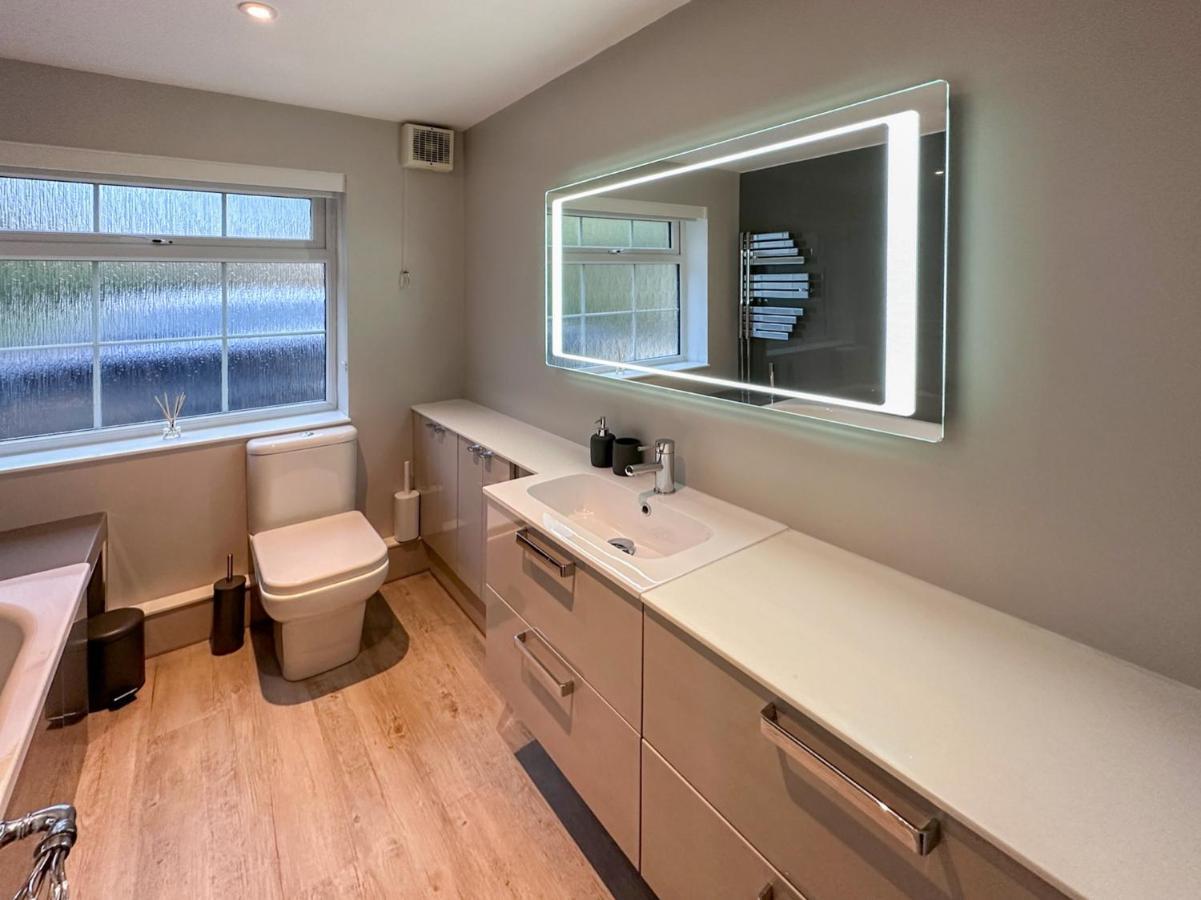 Blunsdon Lodge - Spacious Bungalow, High Speed Wi-Fi, Free Private Parking, Garden Swindon Exterior photo