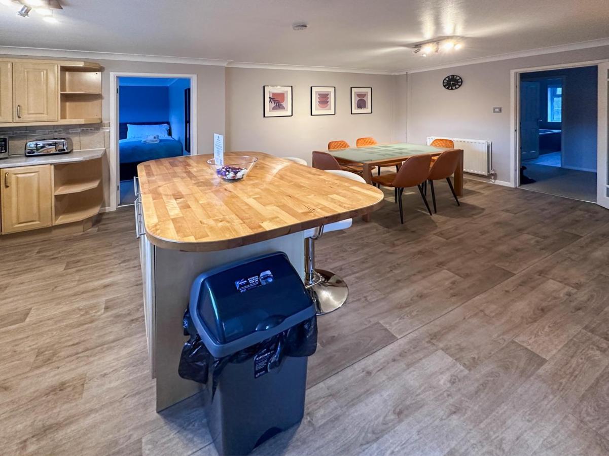 Blunsdon Lodge - Spacious Bungalow, High Speed Wi-Fi, Free Private Parking, Garden Swindon Exterior photo