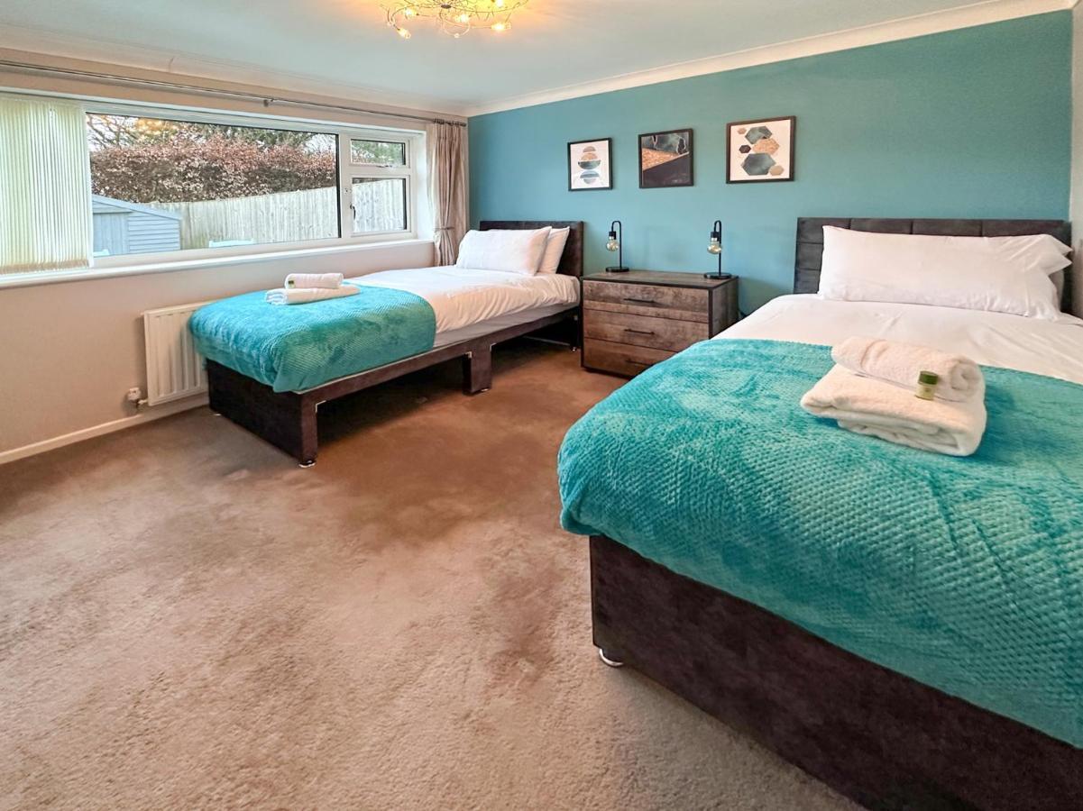 Blunsdon Lodge - Spacious Bungalow, High Speed Wi-Fi, Free Private Parking, Garden Swindon Exterior photo