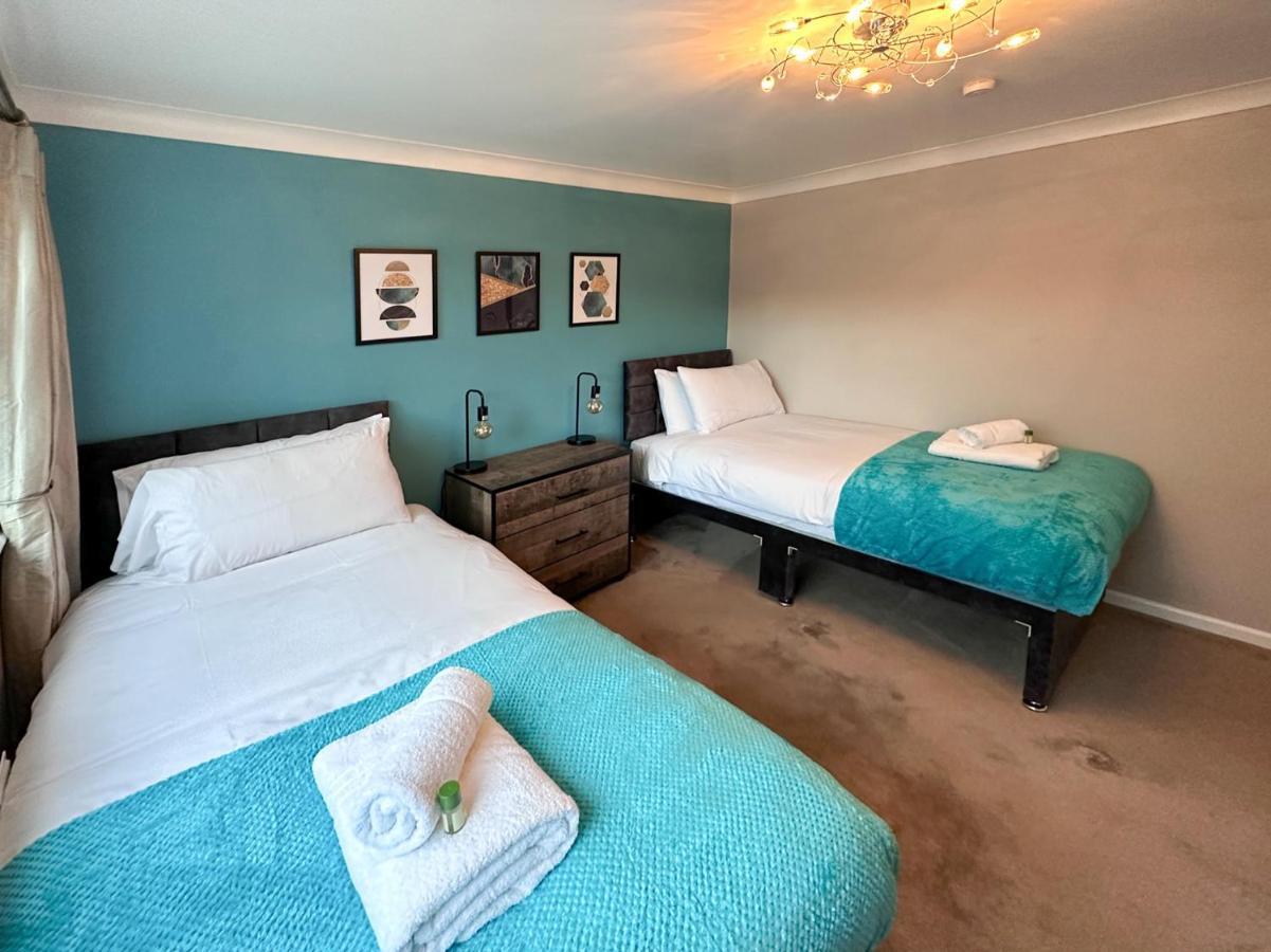 Blunsdon Lodge - Spacious Bungalow, High Speed Wi-Fi, Free Private Parking, Garden Swindon Exterior photo