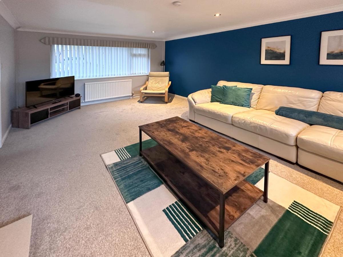 Blunsdon Lodge - Spacious Bungalow, High Speed Wi-Fi, Free Private Parking, Garden Swindon Exterior photo